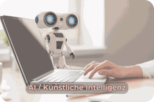 kleiner Roboter neben Computer an dem eine Frauenhand zu sehen ist, die gerade in ihr Laptop etwas tippt