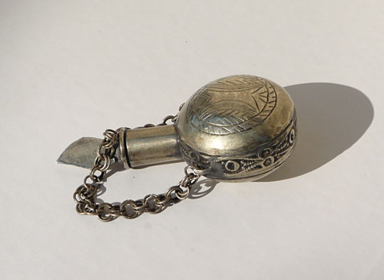 AUTRE MODELE DE FLACON A SELS PARFUMES, METAL ARGENTE AVEC CHAÎNETTE