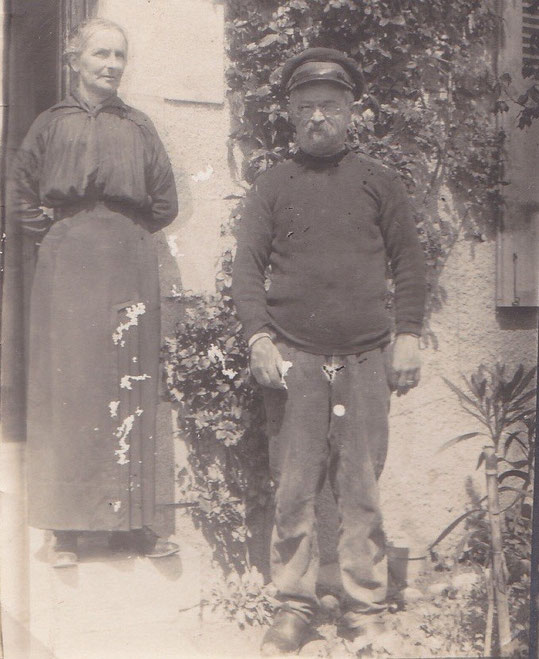 A la fin des années 20 Michel Floch en retraite et son épouse Euphrasie Stéphan devant leur maison