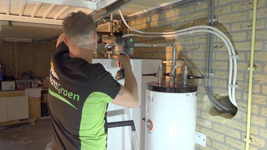 Onze jongens bezig met de installatie van twee warmtepompboilers.