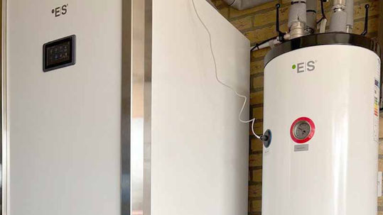 Deze binnenunit van de lucht water warmtepomp heeft rechts nog een extra boiler voor tapwater. Deze komt van pas bij grote huishoudingen, die extra veel opslag van warm water nodig hebben.