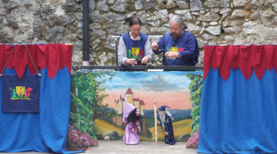 Mit der offenen Bühne auf einem Mittelalterfest. © 2014 by Renate Stoimaier