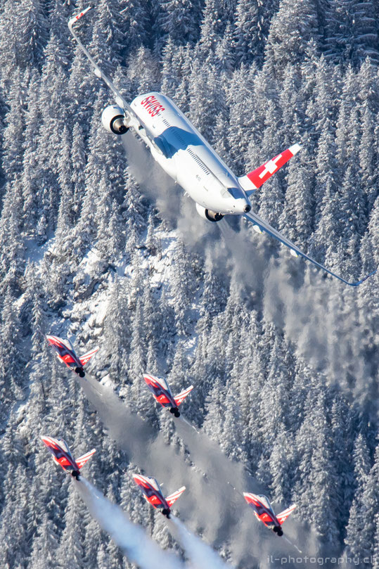 Airbus A321 der Swiss mit der Patrouille Suisse bei der Airshow anlässlich der Lauberhornrennen. 