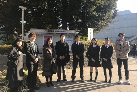 谷口先生(左から3人目)や大学院生たちと。右から4人目が細川陽平くん、3人目が内田里菜さん、2人目が内田好実さん
