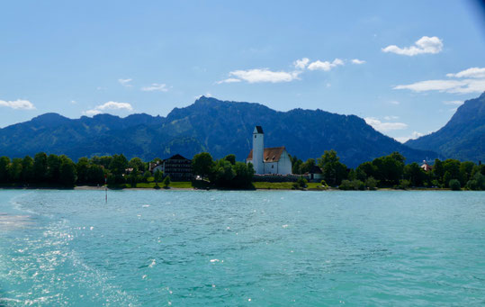 Der Stausee Forggensee mit den Allgäuer Alpen