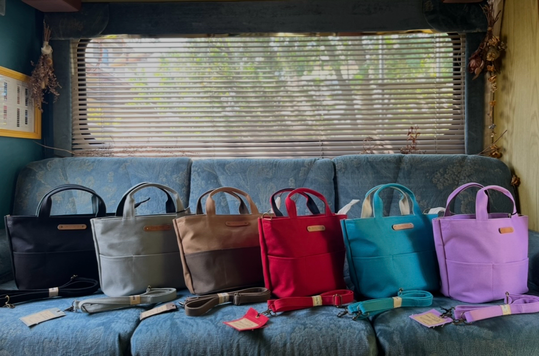 Cargo Shipでとても人気のタイプのバッグ”mini Picnic"が6つ並んでいて、ブラック、ライトグレー、ショコラ、レッド、ターコイズ、ラベンダーカラーで、ショルダー紐も同じカラーで並んでます。