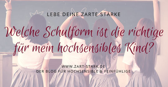 4 Schulmädchen vor einer Tafel