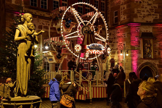 Fotografiewelten, Marburg, Advent, Weihnachstmarkt, Sophie von Brabant, Denkmal, Heilige Eilsabeth, Urban, Streetfotografie, Mini-Riesenrad
