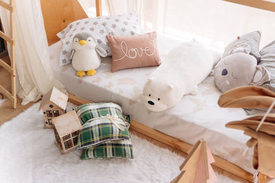 ミニチュアのにわとりとひよこ。たまごからひよこがかえった!