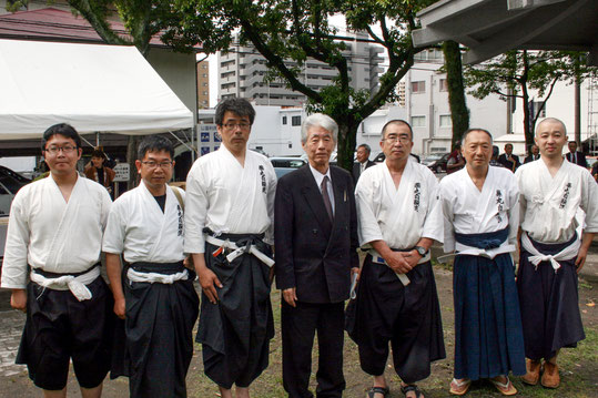 島津修久様と薬丸自顕流顕彰会宗家、門人の面々。