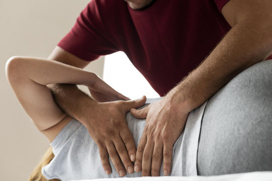 Fisioterapeuta tratando dolor lumbar con osteopatía