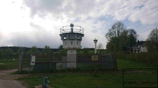 rekonstruierte Grenzanlage; linke Seite BRD rechte Seite DDR