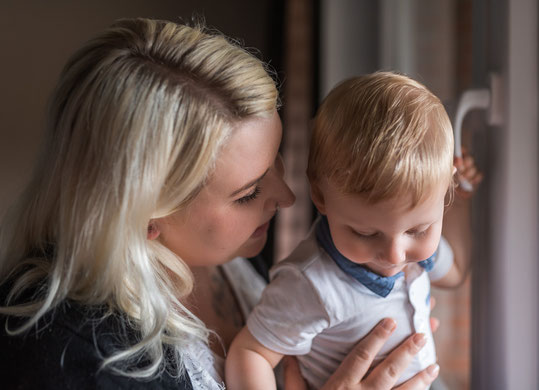 Familienfoto zu Hause - Mama und Sohn