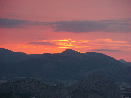 © Авторский снимок: Лапа А. 2010 г. Ожидание восхода Солнца с горы Коба-Кая.