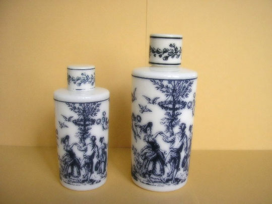 LUBIN :2 FLACONS OPALINE BLANCS AVEC MOTIFS BLEUS