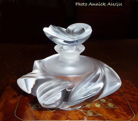 FLACON "SAMOA" DE MARIE-CLAUDE LALIQUE - 1979