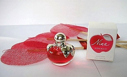 NINA 2ème VERSION - FLACON FORME POMME : PETITE BOÎTE EAU DE TOILETTE 4 ML - PRESENTEE AVEC TOUCHES DE SENTEUR ROUGES