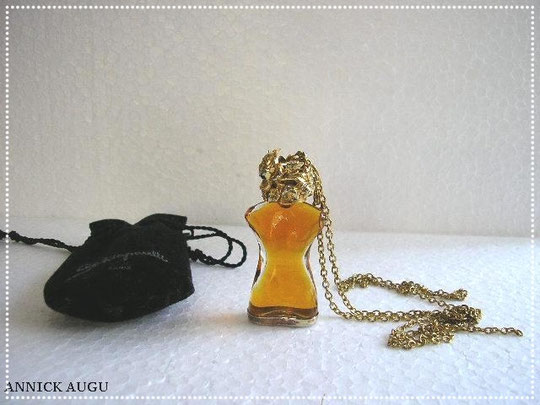 SCHIAPARELLI : PENDENTIF AVEC MINIATURE REMPLIE DE PARFUM