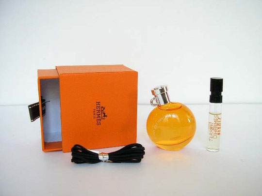 COFFRET AVEC UNE MINIATURE EAU DE PARFUM ET UN ECHANTILLON TERRE D'HERMES (POUR HOMME)