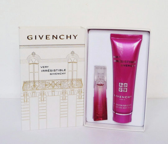 COFFRET VERY IRRESISTIBLE COMPRENANT : UNE MINIATURE ET UN GEL PARFUME POUR LA DOUCHE