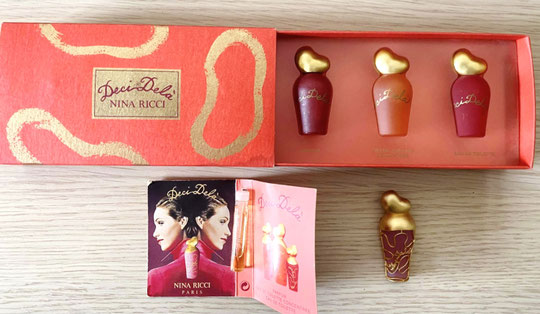 DECI DELA : ENSEMBLE COMPORTANT UN COFFRET DE 3 MINIATURES, 1 ECHANTILLON ET 1 BROCHE