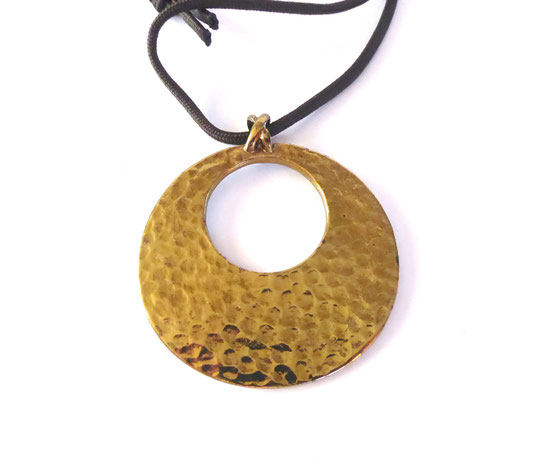 PENDENTIF MAHORA : GROS PLAN SUR LE MEDAILLON EN BRONZE MARTELE