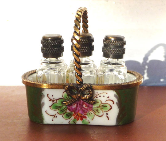 PETIT PANIER EN PORCELAINE DE LIMOGES CONTENANT 3 MINI FLACONS A REMPLIR