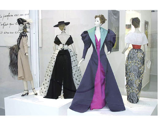 POUPEES MANNEQUINS PORTANT DES ROBES EN TAILLE REDUITE