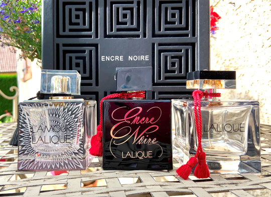 LALIQUE - GROS PLAN SUR LES TROIS FLACONS : L'AMOUR LALIQUE, ENCRE NOIRE, LALIQUE LE PARFUM
