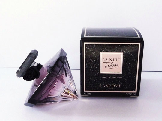 LA NUIT TRESOR - L'EAU DE PARFUM 7 ML - MINIATURE EN VERRE FORME DIAMANT, DEGRADE DE MAUVE. AU BOUCHON UNE ROSE MAUVE
