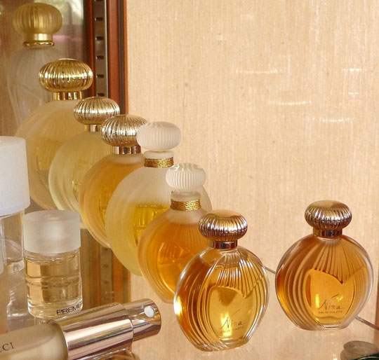 NINA : ENSEMBLE DE FLACONS ET MINIATURES DANS LA VITRINE