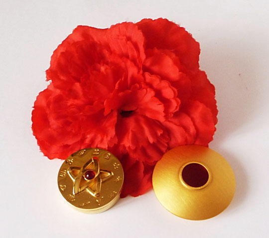 DEUX CONCRETES PALOMA PICASSO PRESENTEES SUR UNE FLEUR-BROCHE ROUGE