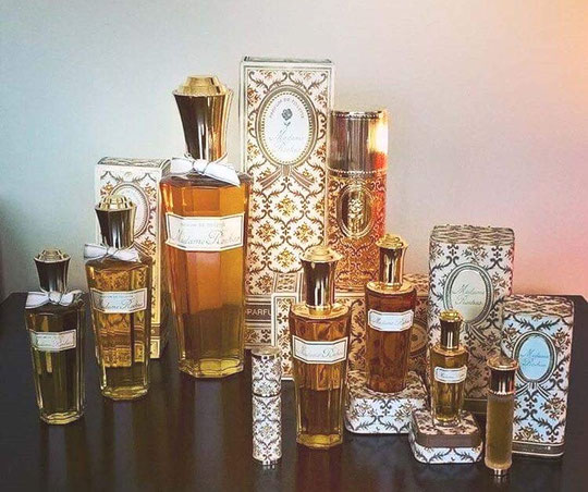 FABRICATIONS ROCHAS : ENSEMBLE DE FLACONS CONTENANT LA FRAGRANCE MADAME ROCHAS