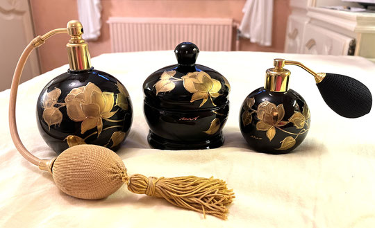 ENSEMBLE DE TOILETTE STYLE ART DECO : AVEC UN GROS VAPORISATEUR A POIRE, UN POT A POUDRE, ET UN PETIT FLACON VAPORISATEUR AVEC POIRE