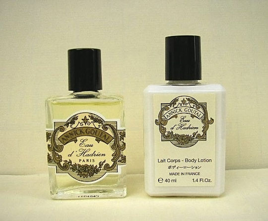 EAU D'HADRIEN : 2 MINIATURES POUR CETTE FRAGRANCE : 1 AVEC L'EAU DE TOILETTE 15 ML ET 1 AVEC LE LAIT CORPS 40 ML