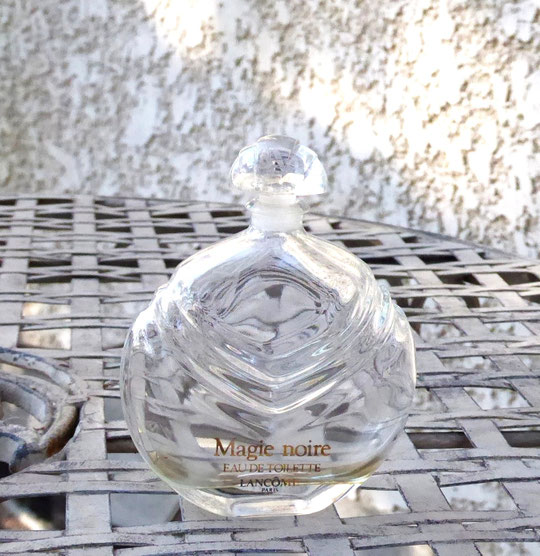 MAGIE NOIRE -  FLACON FORME "MONTRE" AVEC  BOUCHON EN VERRE : EAU DE TOILETTE 50 ML