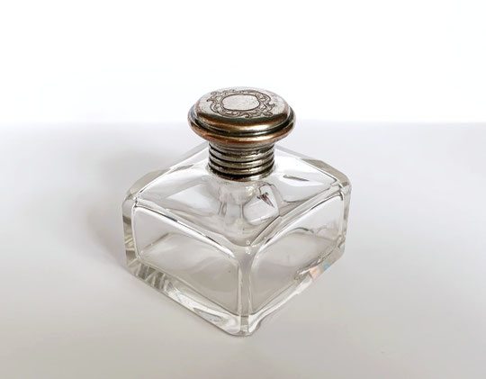 JOLI FLACON A PARFUM - EN CRISTAL, AVEC DOUBLE BOUCHON (MARQUE INCONNUE)