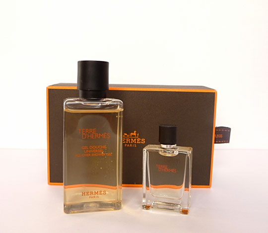 COFFRET TERRE D'HERMES COMPORTANT : UN GEL DOUCHE PARUME ET UNE MINIATURE EAU DE TOILETTE
