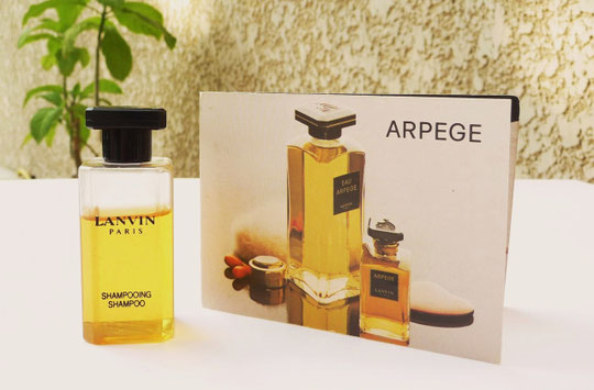 ARPEGE - MINI FLACON SHAMPOOING EN PLASTIQUE AVEC ECHANTILLON ANCIEN POUR LA GAMME ARPEGE