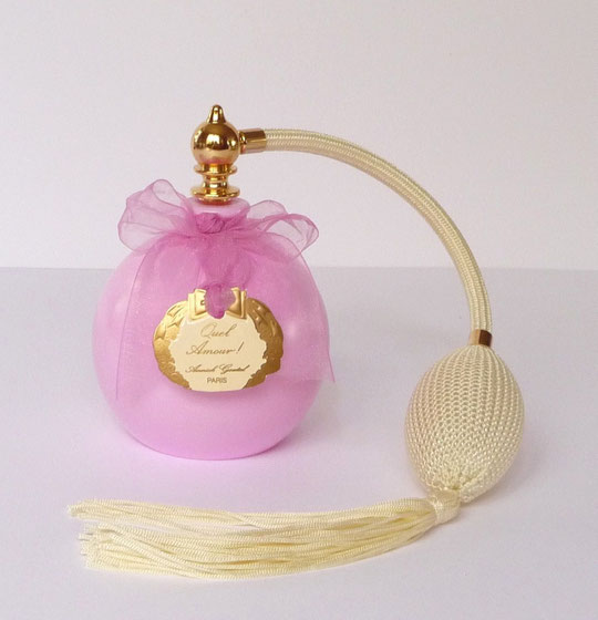 QUEL AMOUR : LE MÊME FLACON BOULE ROSE, AVEC SA POIRE