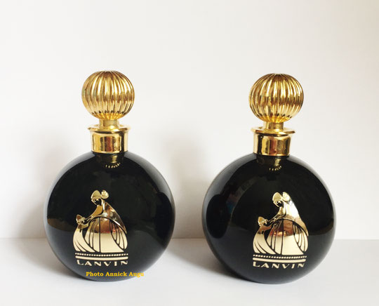 JEANNE LANVIN - ARPEGE : DEUX FLACONS BOULE EN PLASTIQUE NOIR