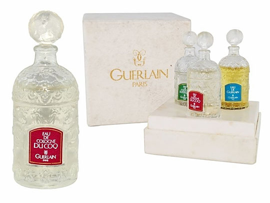 COFFRET FORME CUBE AVEC 3 MINIATURES EAU DE COLOGNE