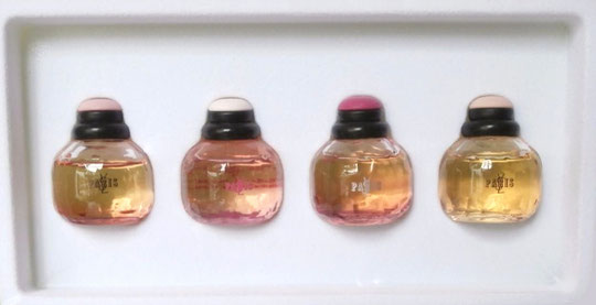 YSL PARIS : COFFRET ROSES COLLECTION : INTERIEUR DU COFFRET AVEC SES 4 MINIATURES PARIS