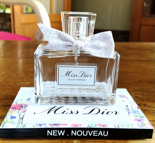 NOËL 2021  - FLACON MISS DIOR EAU DE PARFUM, VIDE PRESENTE SUR SON PRESENTOIR