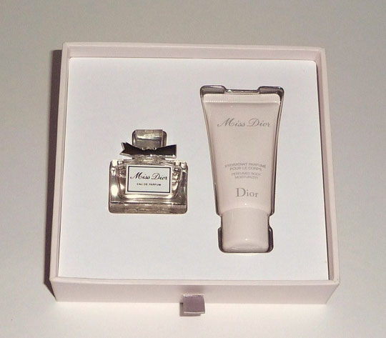 2012 - COFFRET MISS DIOR 2ème VERSION COMPORTANT UNE MINIATURE EAU DE PARFUM ET UN LAIT CORPOREL PARFUME