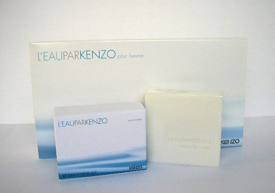 2006 - L'EAU PAR KENZO POUR FEMME : VARIANTE DANS LE COFFRET COMPRENANT UNE MINIATURE ET SA BOÎTE ET UN SAVON PARFUME