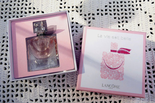 2019 - LA VIE EST BELLE DANS JOLI COFFRET ROSE & BLANC