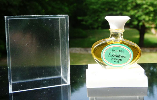 CHERAMY - DEDICACE MINIATURE PARFUM DANS SA BOÎTE EN PLASTIQUE