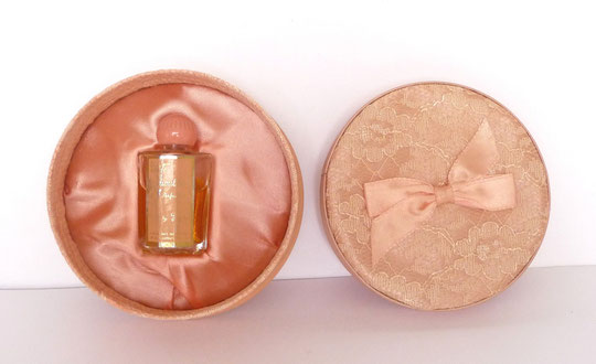 COFFRET RECOUVERT DE DENTELLE ROSE - EVYAN AVEC LA MINIATURE WHITE SHOULDERS