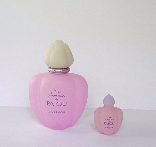 UN AMOUR DE PATOU : FLACON ROSE PÂLE ET LA MINIATURE COORDONNEE - VERRE DEPOLI ROSE